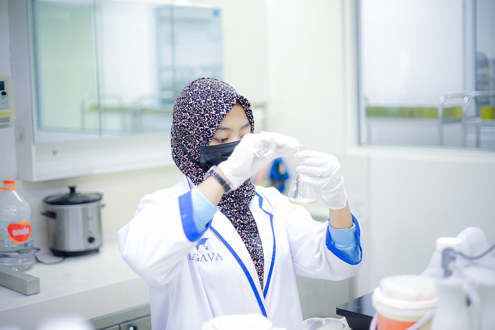 Salah satu ahli produk kecantikan & kesehatan Bagava